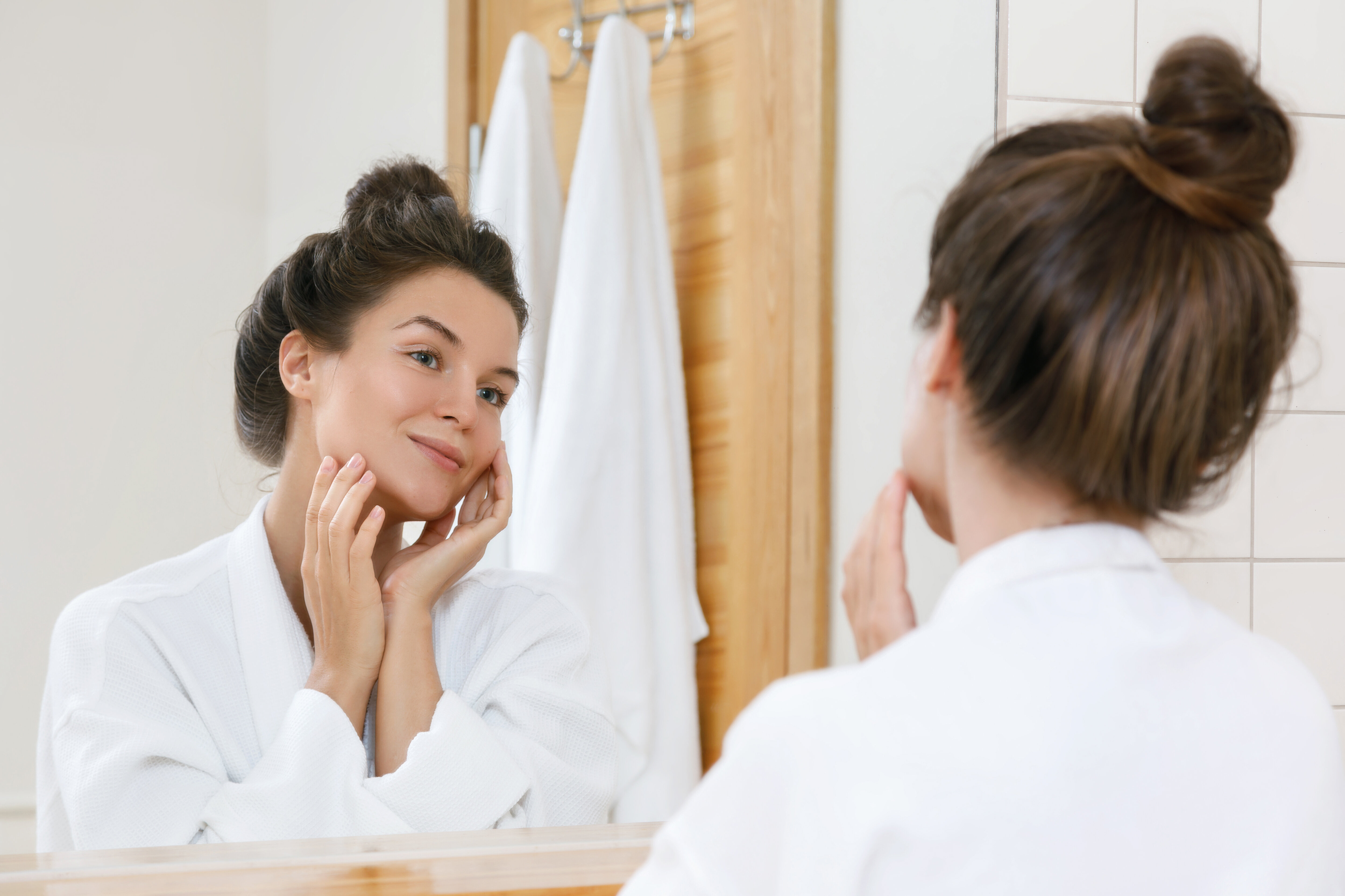 Femme se regardant dans le miroir