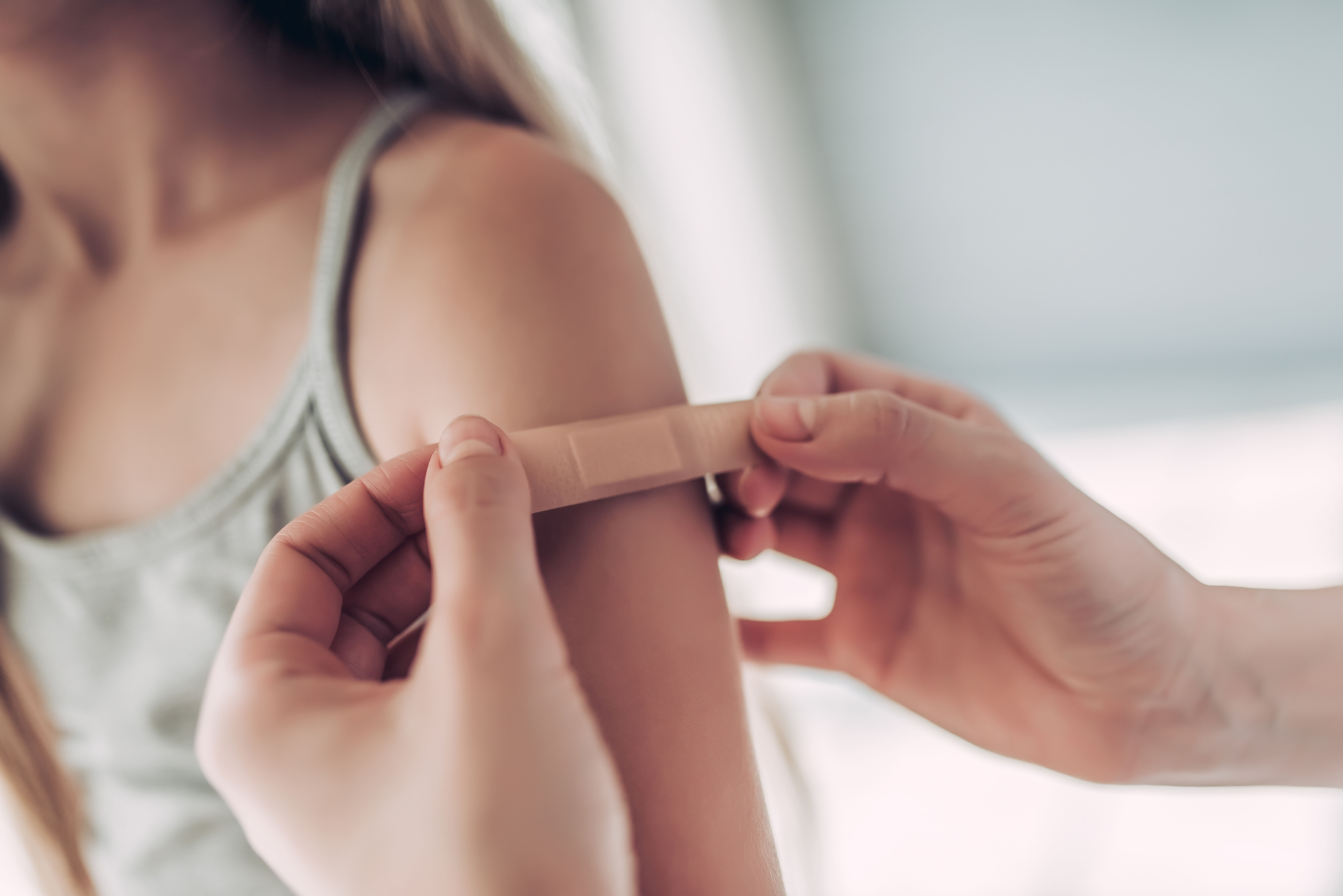 enfant se faisant soigner avec un pensement