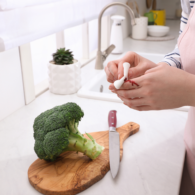 Personne ayant le doigt qui saigne après une coupure au couteau
