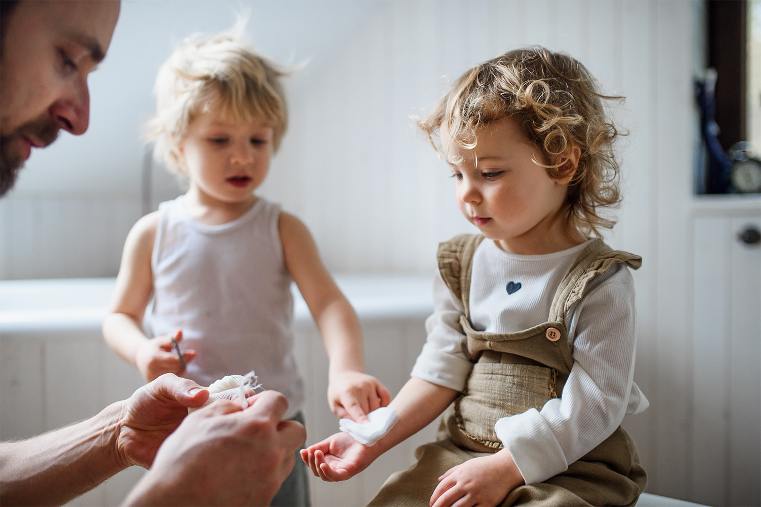 Jeune enfant en train d'être soigné avec des pansements